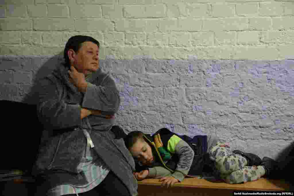 Banorët strehohen gjatë sulmeve ajrore.