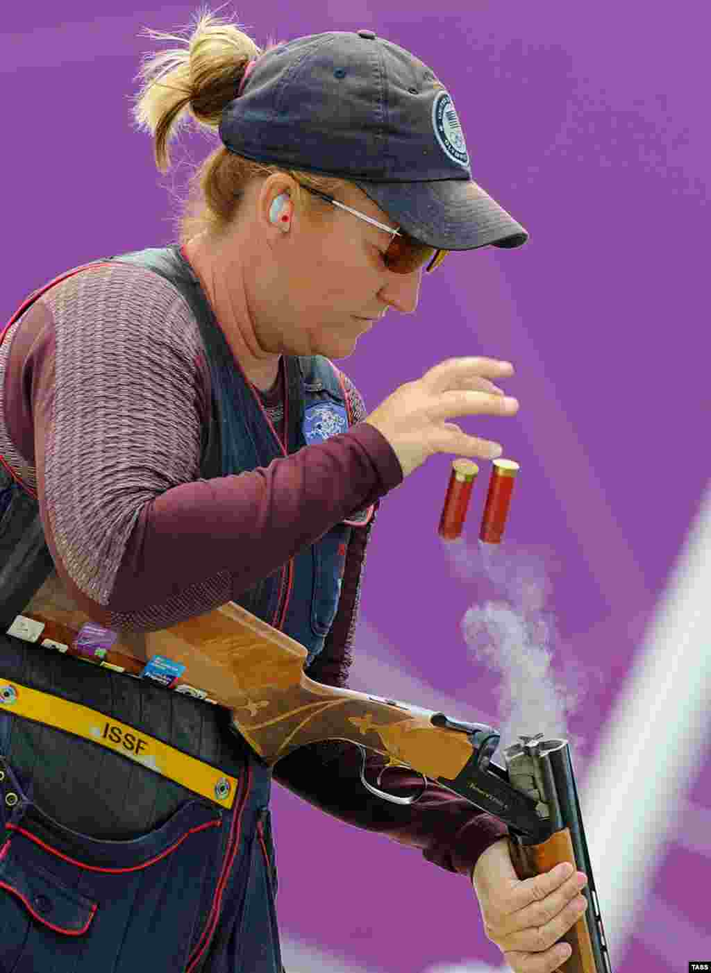 Кимберли Род, победив в стендовой стрельбе в дисциплине "скит", стала первой американской спортсменкой, завоевавшей медали на пяти Олимиадах подряд. 33-летняя Род выигрывала золото в Атланте и Афинах, бронзу в Сиднее и серебро - в Пекине.