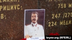 Портрет Сталіна біля Вічного вогню в центрі Севастополя, 9 травня 2025 року