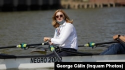 Elisabeta Lipa spune că sumele mari pe care ar urma să le primească doi angajați ai Federației de Canotaj s-ar împărți cu toți angajații.