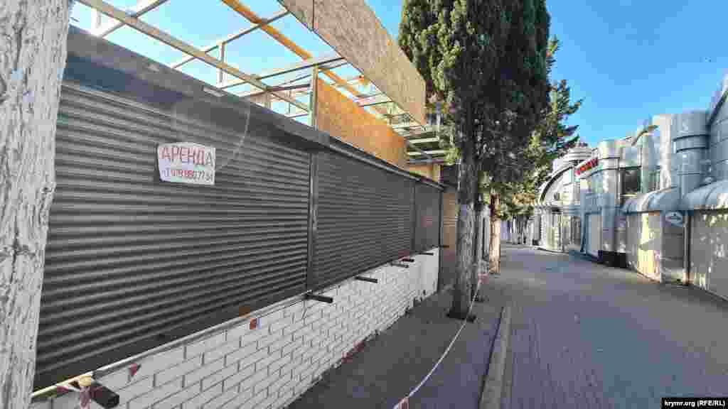 Некоторые даже крупные объекты на Кипарисовой аллее, где до аннексии свободного ларька не было, до сих пор ищут своих арендаторов, Судак, Крым, начало июня 2025 г.