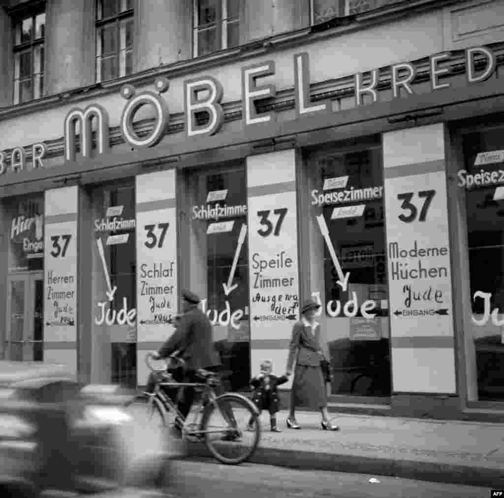 Слово "жид" написано на витринах берлинского магазина