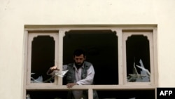 Кабулдуктар терезелеринин сыныктарын жыйнап жатышат, 4-август, 2009