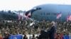 Președintele SUA, Joe Biden în turneul său european, vorbindu-le celor aproximativ 1.000 de soldați americani și familiilor acestora din baza aeriană britanică de la Royal Air Force Mildenhall, după aterizarea în Marea Britanie, unde va avea loc summitul G7.