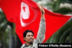 اعتراض‌ها علیه بن‌علی و دولتش حتی پس از خروج او از کشور ادامه داشت.