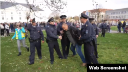 Rendőrök intézkednek Körmenden a Magyar Péter beszédét megzavarni próbáló férfival szemben