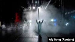 
Një ekip vullnetarësh dezinfektojnë ambientet e një teatri në qytetin kinez Vuhan, ku u shfaqën rastet e para me COVID-19.