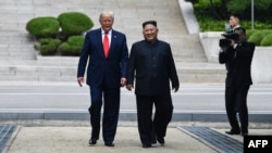 Трамп менен Ким чек ара сызыгынан ары, Түндүк Кореянын аймагына өтүп, кайра кайтып келатышат. 30-июнь, 2019-жыл.
