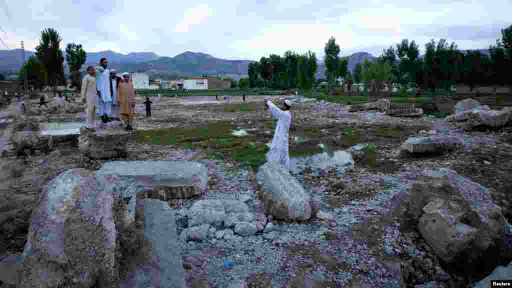 Посетители развалин дома Усамы бин Ладена в пакистанском городе Абботтабад в первую годовщину смерти лидера "Аль-Каиды" 2 мая. (Reuters/Миан Хуршид)