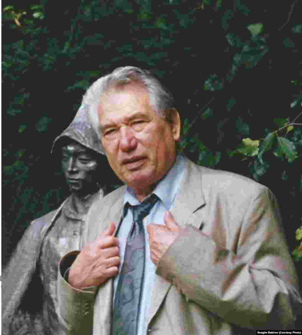 Чыңгыз Айтматов Брюсселдеги элчиликтин короосунда бедизчи Тургунбай Садыковдун "Жылкычы"&nbsp; деген эмгегинин алдында турат. Брюссел, 2000-жылдардын башы. 