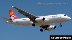 Sadyr Žaparowyň uçary milli reňklerde bezelipdir we yzky ganatda bürgüdiň kellesi bar.