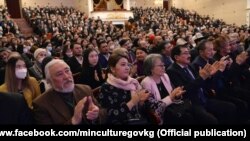 Мааракеге кыргыз интеллигенциясы, кино, театр өнөрлөрү, жазуучулар, акындар катышты.