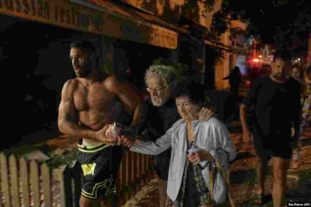 Njerëz duke u evakuuar pasi një raketë e lëshuar nga Irani goditi Tel Avivin, në Izrael, më 16 qershor 2025.