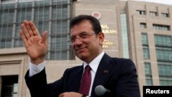 Primarul Istanbulului, Ekrem Imamoglu, se adresează susținătorilor săi în fața tribunalului Caglayan.