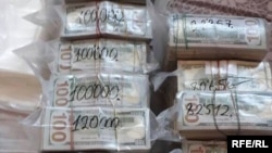 Таңгакталган акчанын сүрөтү.