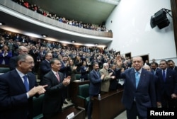 Erdogan öz partiýasynyň parlamentdäki agzalaryny gutlaýar. Ankara, 2023-nji ýylyň 18-nji ýanwary.