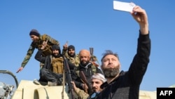 د حکومت ضد جنګیالیو د ۲۰۲۴ کال د دسمبر په ۳ مه د حلب ولایت په ختیځه برخه کې د کویرس په پوځي هوايي ډګر کې د سوریې د رژیم د یوې پوځي الوتکې د "سیلفي" عکس اخلي.