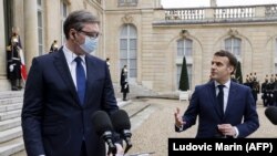 Presidenti serb Aleksandar Vuçiq dhe ai francez Emmanuel Macron flasin për mediat para një takimi në Pallatin Presidencial Elysee në Paris, 1 shkurt 2021.