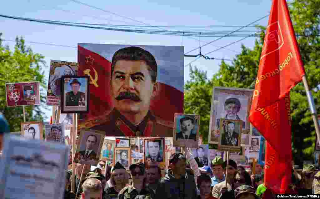 "Өлбөс полкто" И. Сталиндин сүрөтүн да көтөрүп чыгышты.