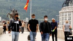 Maqedoni e Veriut: disa të rinj kalojnë mbi urën e Vardarit në Shkup (Foto nga arkivi)