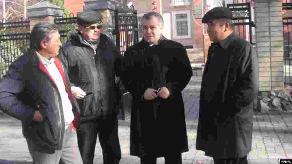 "Ата Мекен" партиясынын төрагасы Ө. Текебаев орун басарлары Б. Шерниязов, Д. Чотонов менен Конституциялык соттун жанында. 19-ноябрь, 2009-жыл.