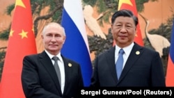 Analiștii internaționali spun că Vladimir Putin își temperează manifestările de prietenie față de Coreea de Nord pentru a nu îl supăra pe liderul chinez, Xi Jinping (dreapta).