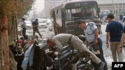 Poliția examinează resturile mașinii-bombă din centrul orașului Afula, pe 6 aprilie 1994. Opt israelieni au fost uciși. Hamas și Jihadul Islamic au revendicat atacul. A fost primul atentat sinucigaș cu bombă al militanții palestinieni împotriva civililor israelieni din Israel.