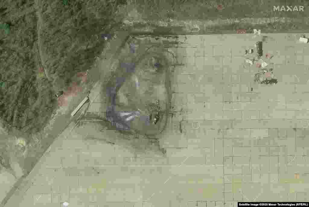 Тэхніка прыбірае рэшткі вайсковага самалёту на авіябазе «Аленья» Мурманскай вобласьці. Спадарожнікавы здымак 4 чэрвеня 2025 году