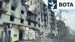 Mbijetesa mes sulmeve ruse në qytetin e rrafshuar ukrainas