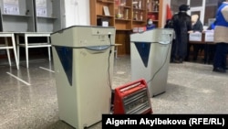 Талас шаарындагы шайлоо участогундагы иштебей калган урна.