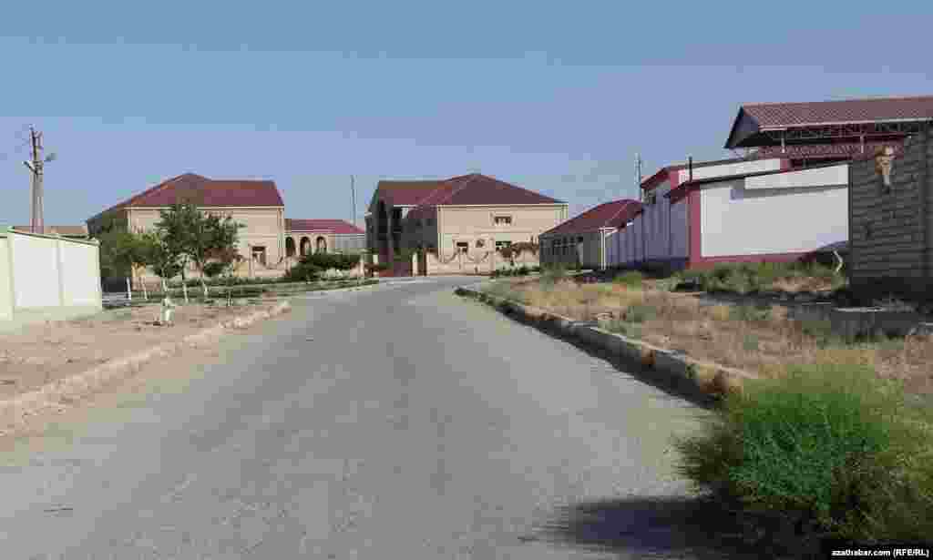 "Haram obadaky" jaýlar şäheriň beýleki jaýlaryndan özüniň kaşaňlygy bilen tapawutlanýarlar.