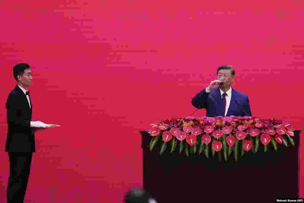 Presidenti kinez duke pirë një gllënjkë, në një banket pas paradës ushtarake.