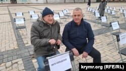Журналисты Владислав Есипенко и Николай Семена во время акции «Пустые стулья» в поддержку незаконно заключенных, пленных и пропавших без вести журналистов и художников. Киев, 15 ноября 2025 года
