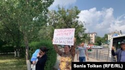 Интернет эркиндигин талап кылып пикетке чыккан жарандык активист Анна Шукеева. Нур-Султан, 26-июль, 2019-жыл.  