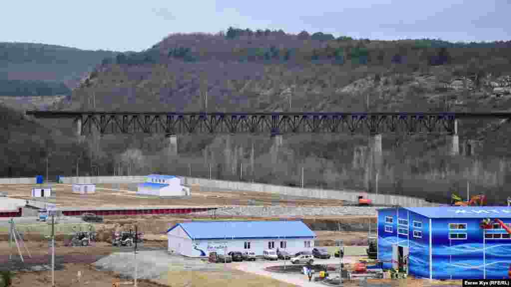 Залізничний міст, що з'єднує два борти Камишловської балки, розташований поруч із територією будівництва водозабору. Будівля в кутку майданчика, найближче до мосту, &ndash; це насосна станція першого підйому, яка проводить забір води з накопичувального басейну (ковша) 