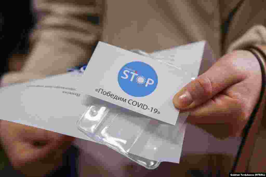 Вакцина алган кишиге эмдөөдөн өткөндүгү тууралуу карта берилет.&nbsp;