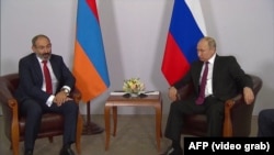 Встреча премьер-министр Армении Никола Пашиняна (слева) с президентом России Владимиром Путиным, Сочи, 14 мая 2018 г.  