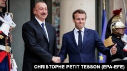 Президент Франции Эмманюэль Макрон (справа) и президент Азербайджана Ильхам Алиев  (архив) 