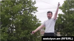 Айк Кюрегян во время инцидента, Ереван, 12 июня 2014 г.