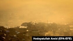 بسیاری از کارشناسان به این باور اند که درصورت عدم اتخاذ تصامیم لازم برای کاهش آلوده گی هوا٬ زنده گی کردن در کابل دشوار خواهد شد