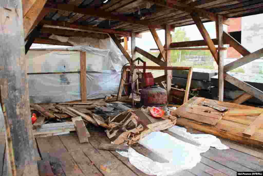 Спустя несколько часов после заезда дольщиков на стройку пришло известие о возбуждении против застройщика (директора ООО "Стройком" Андрея Кунаева) уголовного дела за крупное отмывание денежных средств.&nbsp; Неофициально сообщалось о розыске скрывающегося подозреваемого и проведении ряда оперативных и следственных мероприятий.