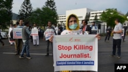 په ۲۰۲۰ کال کې يوه خبریاله په مظاهره کې غوښتنه کوي چې: خبریالان مه وژنئ