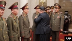 Kim Jong-un oferă distincții ofițerilor superiori ai Armatei Populare Coreene care s-au remarcat în războiul ruso-ucrainean, 22 august 2025.