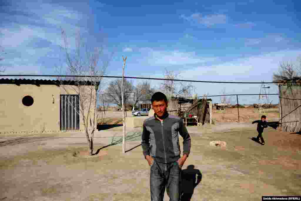 Хиуа түбіндегі қазақ ауылдарында ұл балалар алдымнан жүгіріп шығады. Бірақ қолымдағы фотокамераны көрісімен жалт бұрылып қаша жөнеледі. Биліктің жылдар бойы жүргізген "тәуелсіздіктің жаулары" мен "интернеттің зияны" туралы үгіт-насихаты ауыл халқын үркітіп тастаған.&nbsp;