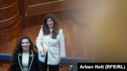 Ganimete Musliu, në të djathtë.