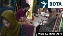 Një çift i ri në një kafiteri në Kabul në gusht të vitit 2019. Tani, shumë banorë të Kabulit tregojnë se nuk e përballojnë financiarisht një drekë jashtë shtëpisë për shkak të krizës ekonomike.