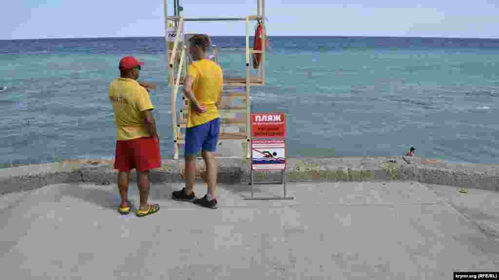 На пляже установлена раздевалка. Сразу же за ней оборудован бесплатный душ. Однако туалета нет, искать его необходимо на соседних пляжах. За ситуацией на пляже следят двое спасателей, рядом с которыми установлена табличка &laquo;Пляж не функционирует. Купаться запрещено&raquo;