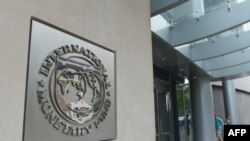  Печать Международного валютного фонда на здании штаб-квартиры в Вашингтоне, округ Колумбия, 5 июля 2015 года.