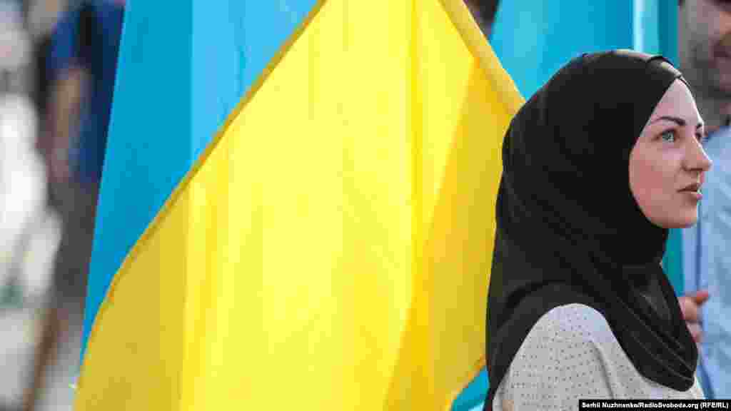 Ukraina bayrağınen miting iştirakçisi