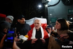 Нобелистът Алес Бяляцки е сред освободените затворници от Беларус. На снимката той говори пред журналисти във Вилнюс, Литва, а до него е лидерката на демократичната опозиция в Беларус Святлана Циханоуска. 13 декември 2025 г.